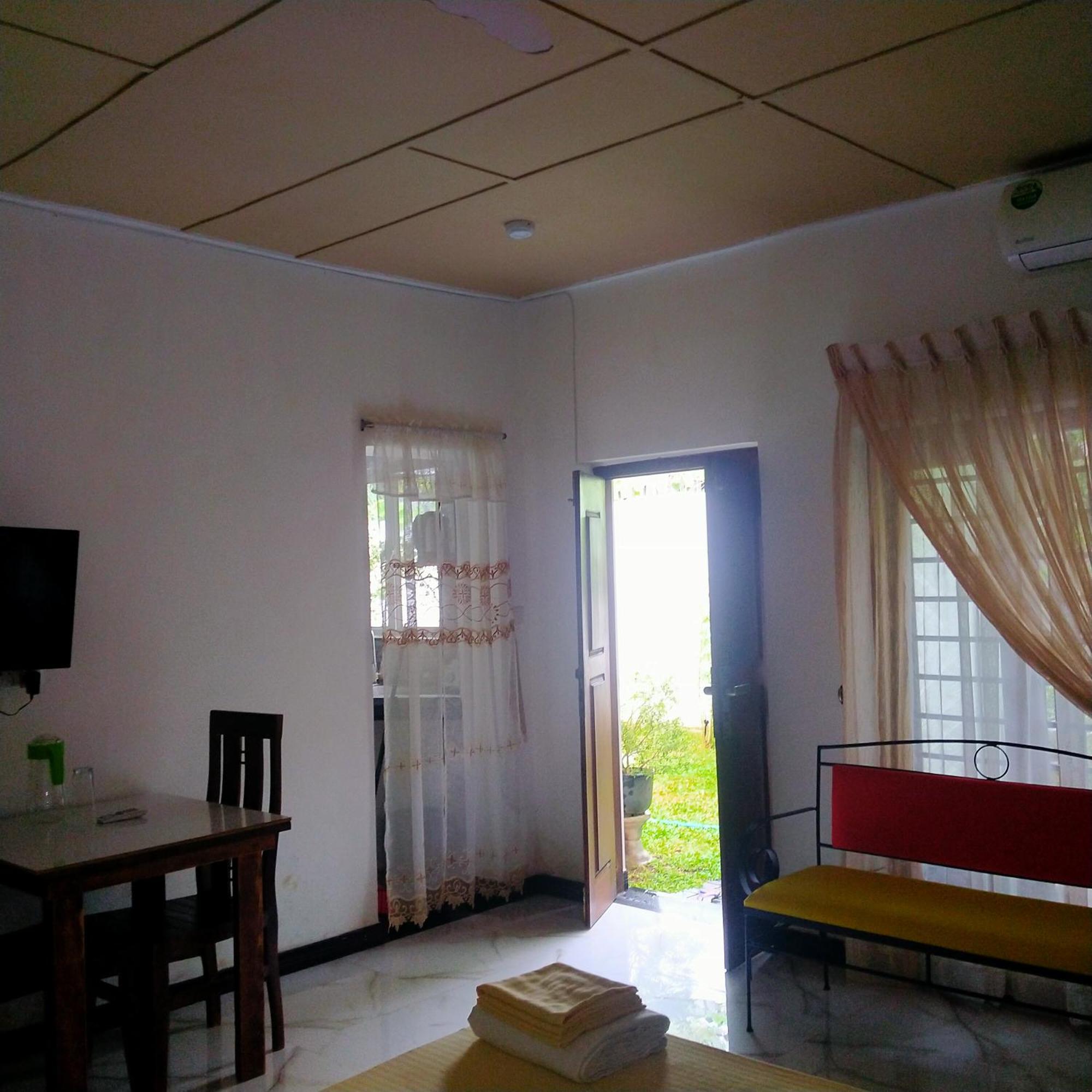 Living Home Negombo Cameră foto
