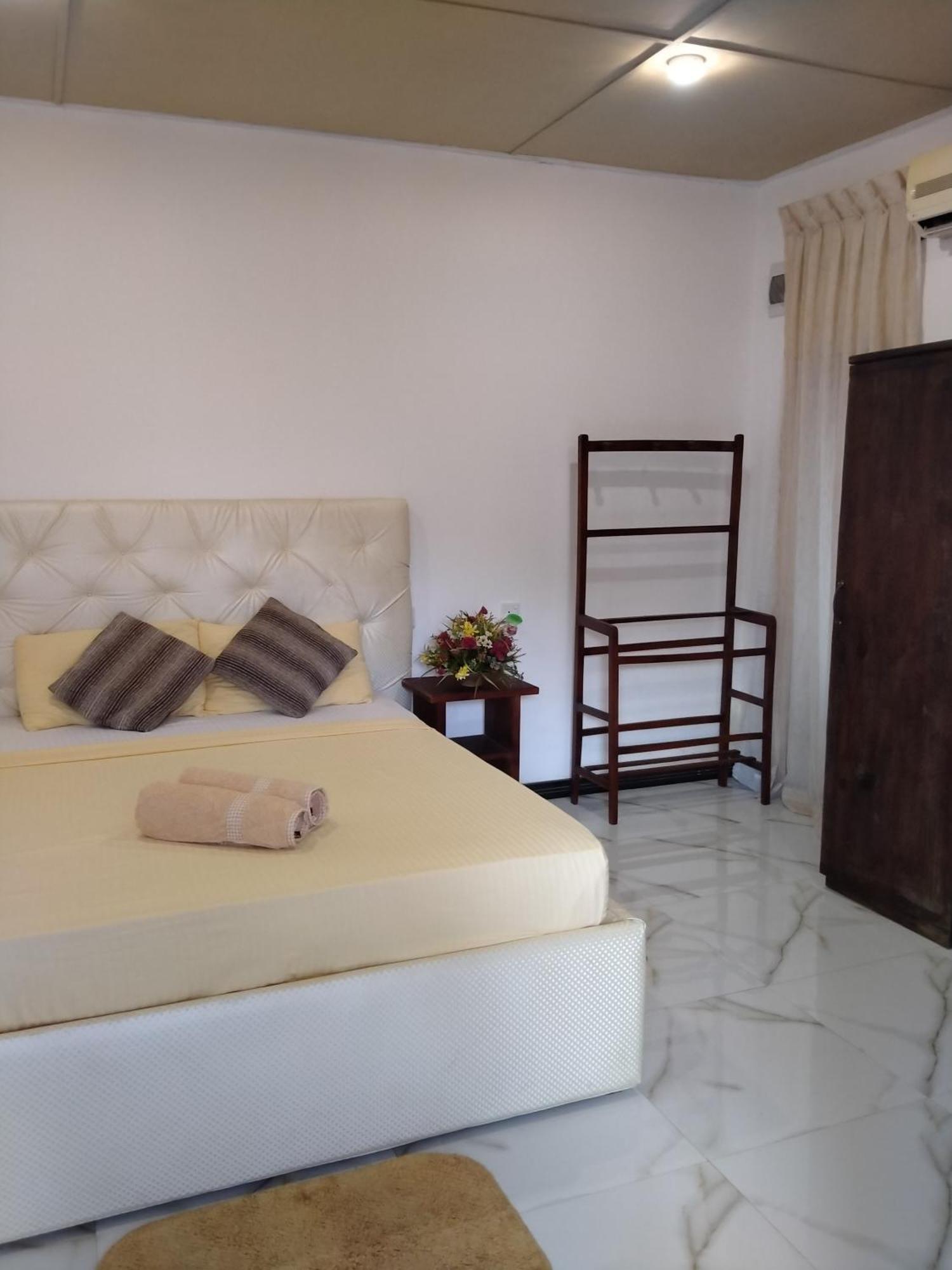Living Home Negombo Cameră foto