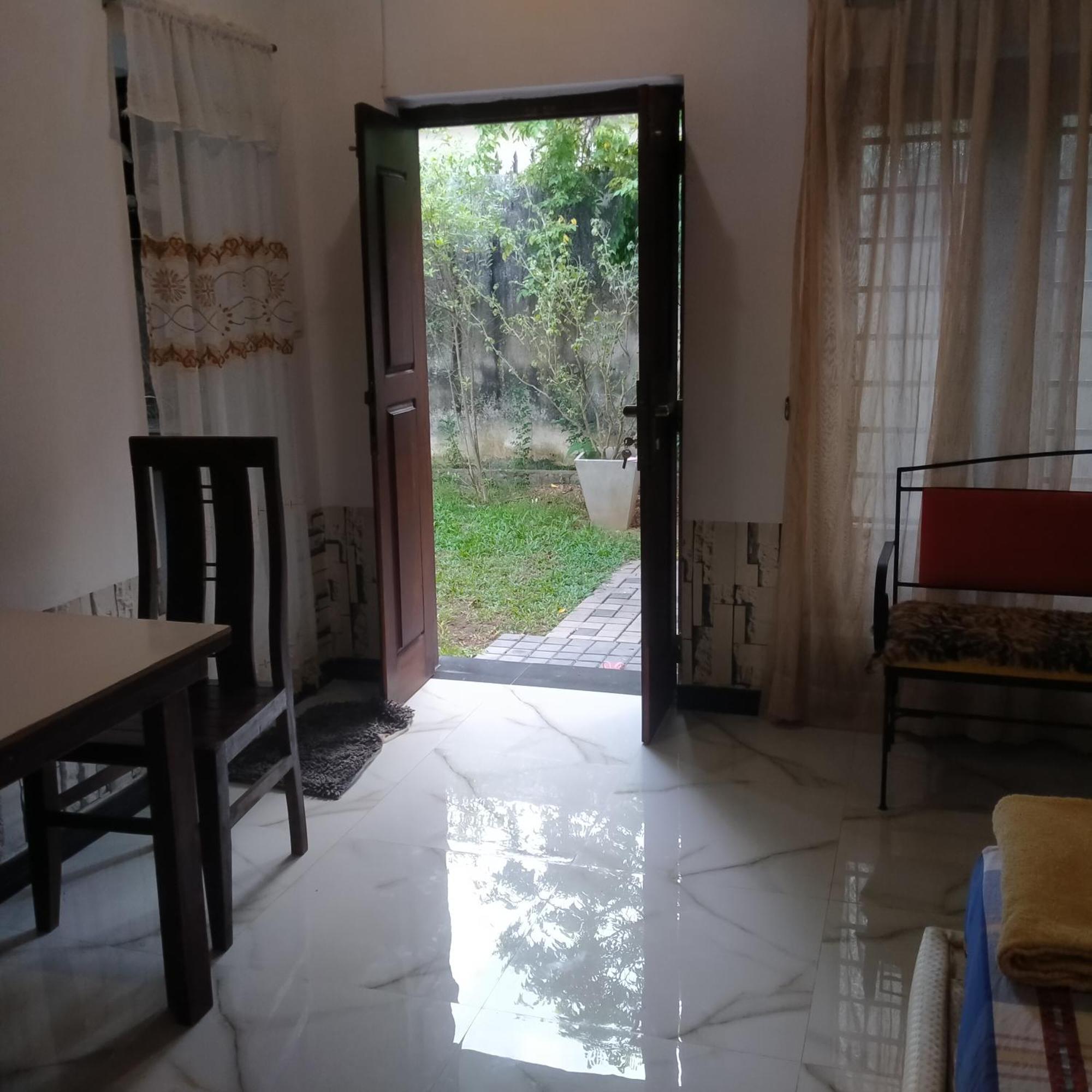Living Home Negombo Cameră foto